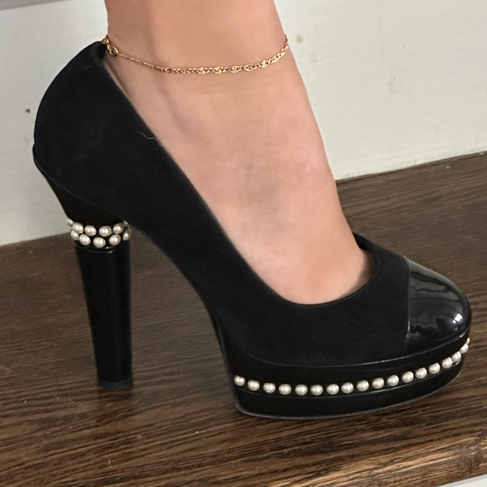 CHANEL Black Pumps With Pearls